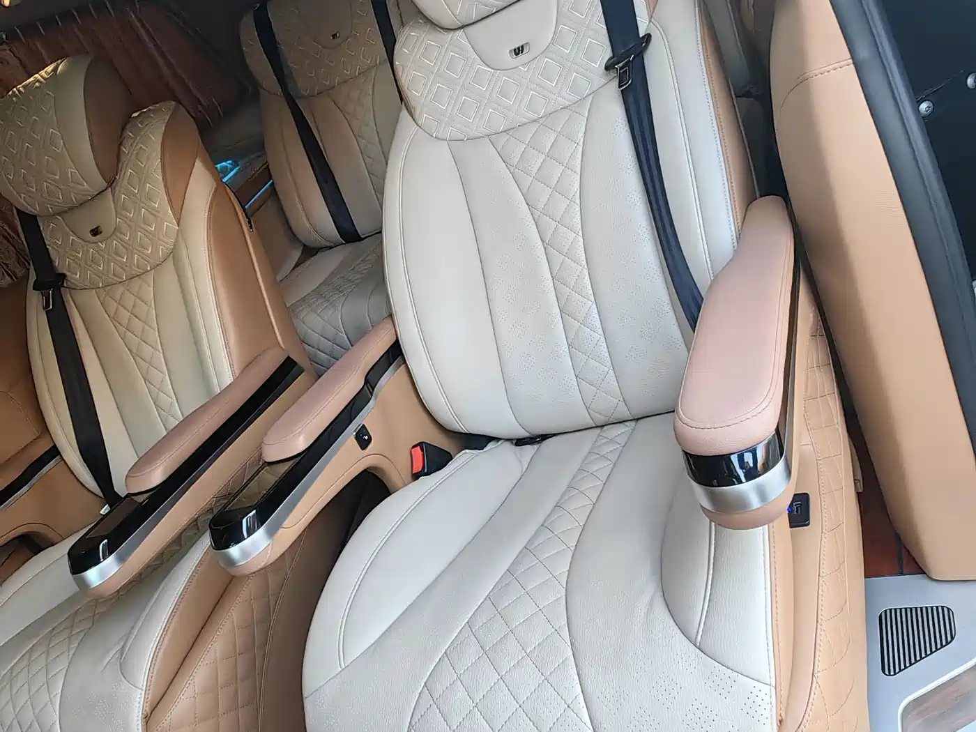 Mercedes-Benz V-Class 2018 V 260 L Premium Long Wheelbase Edition China VI фото 17