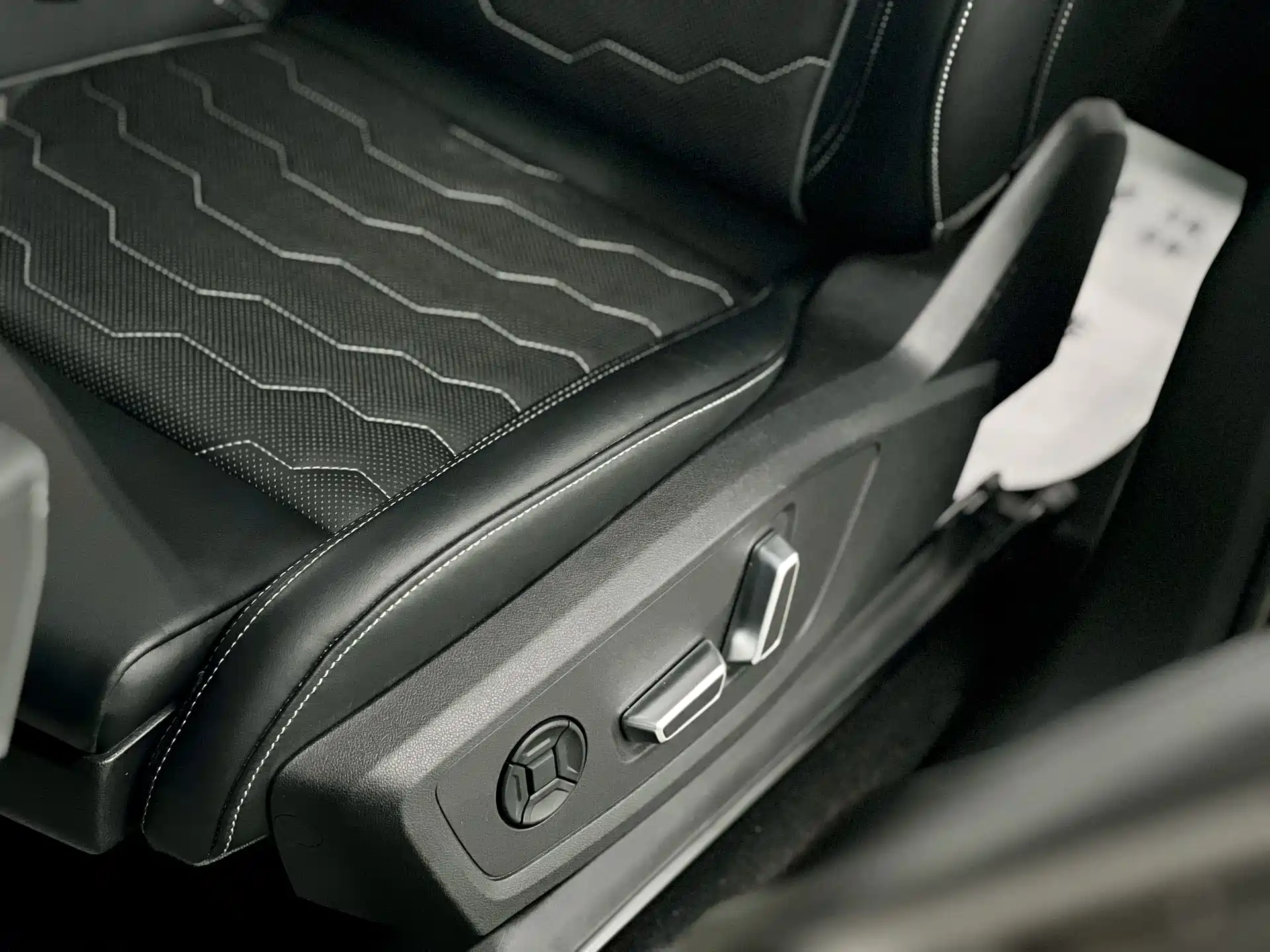 Photo 10 - Audi Q6L e-tron