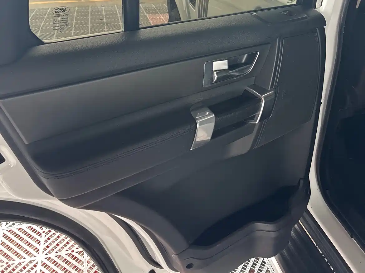 Land Rover Discovery 2015 3.0 SC V6 SE фото 10