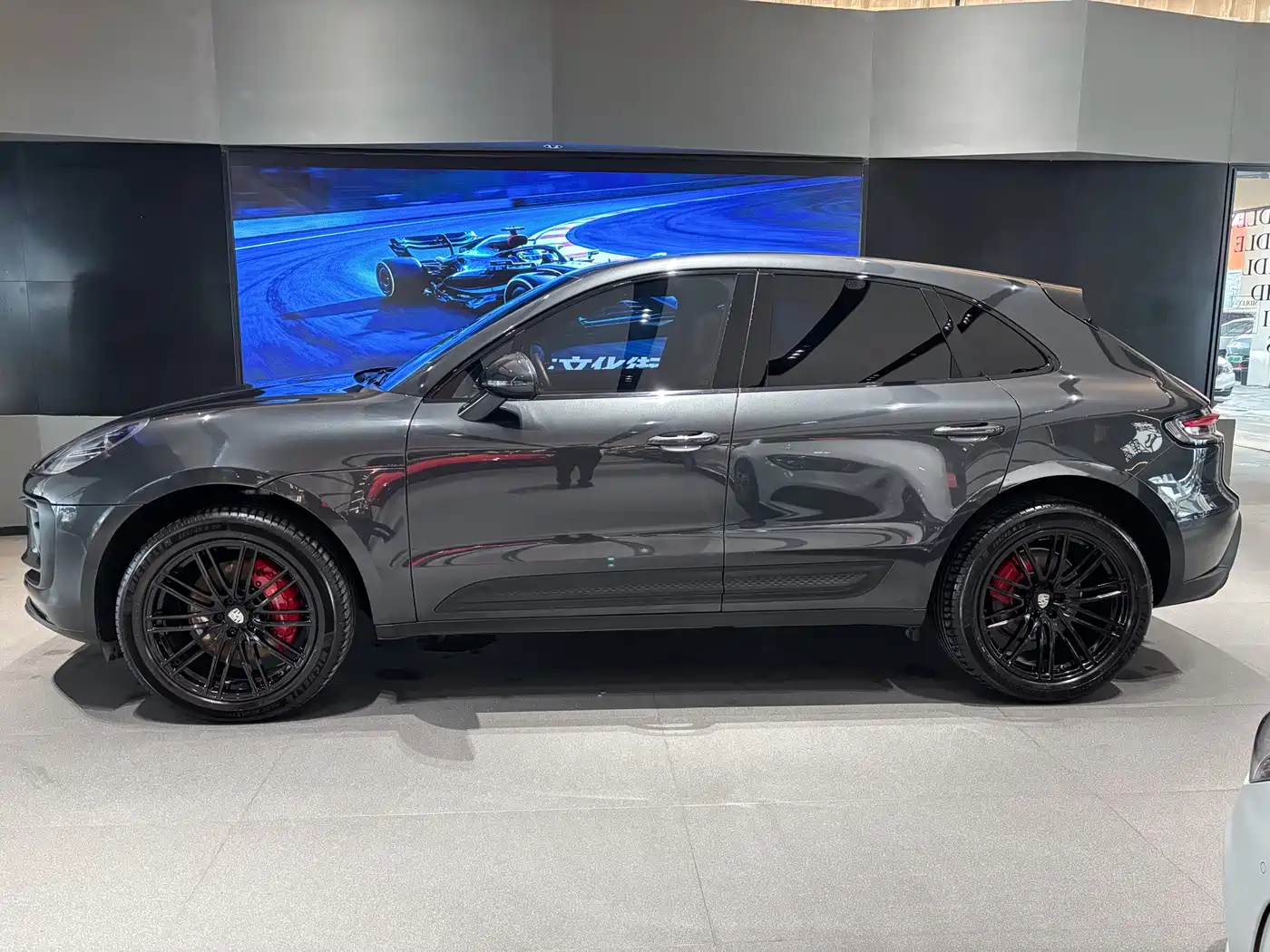 PORSCHE MACAN