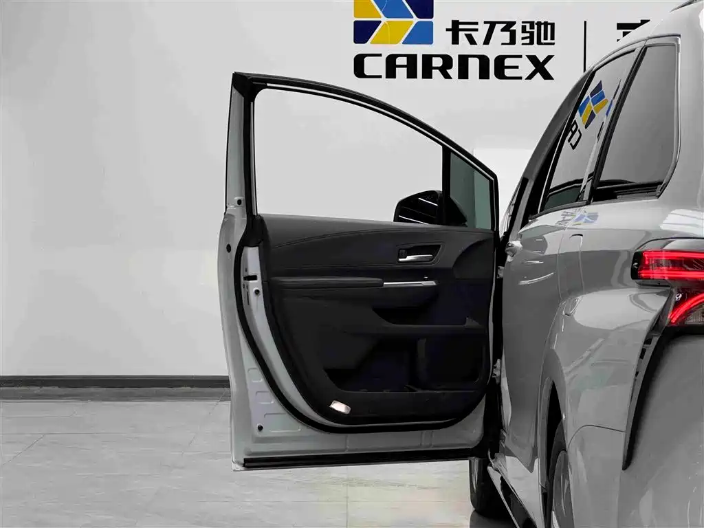 Toyota Sienna 2023 2.5L Hybrid Premium Edition фото 5