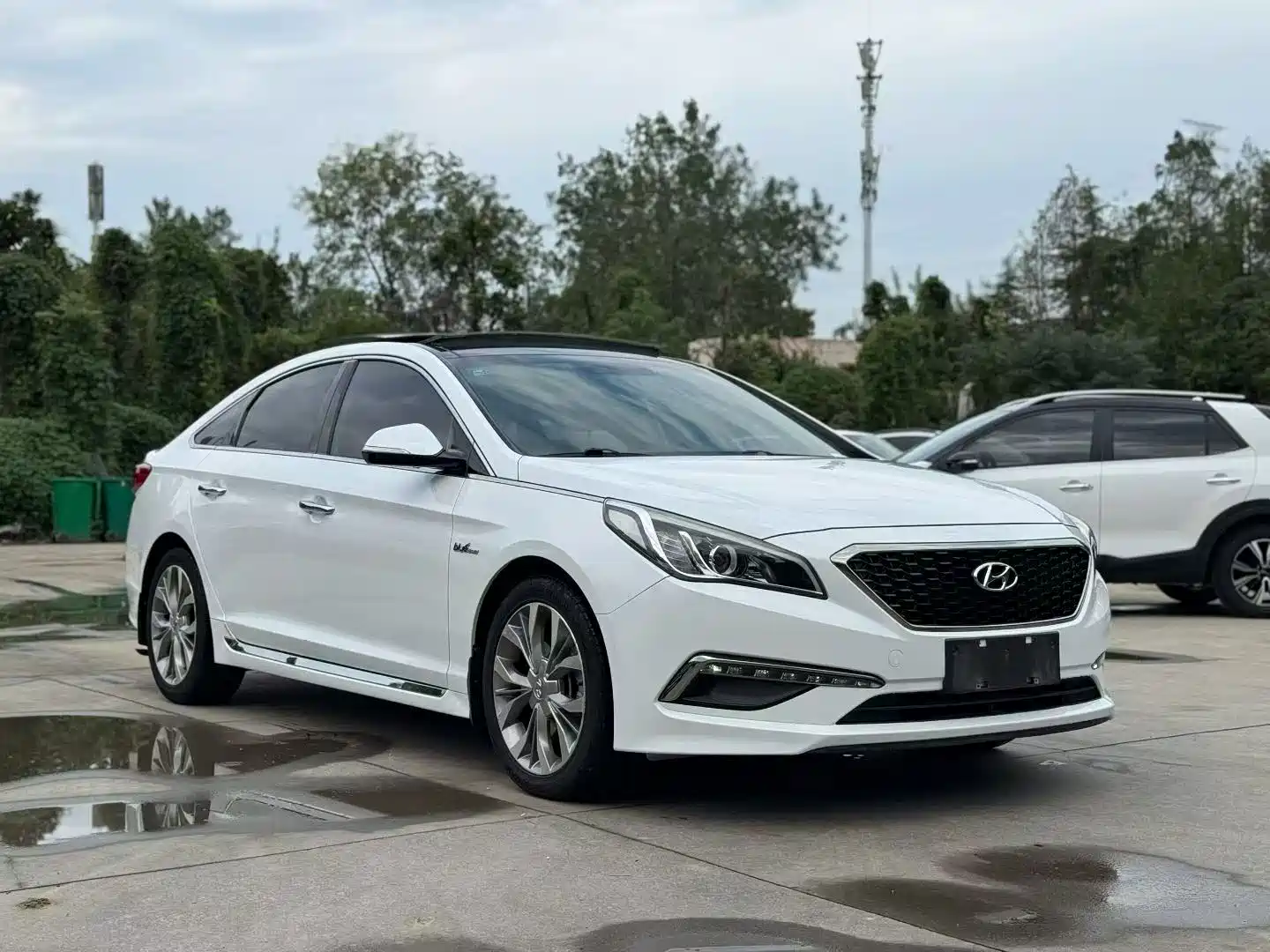 Photo 2 - Hyundai Sonata