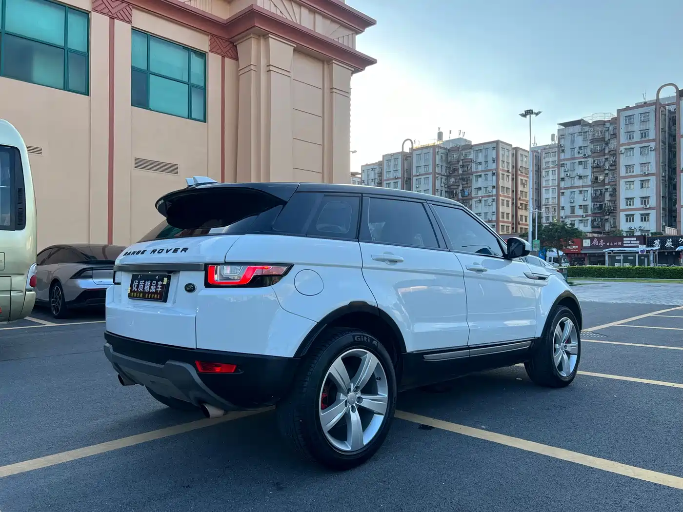 Photo 4 - Land Rover Range Rover Evoque