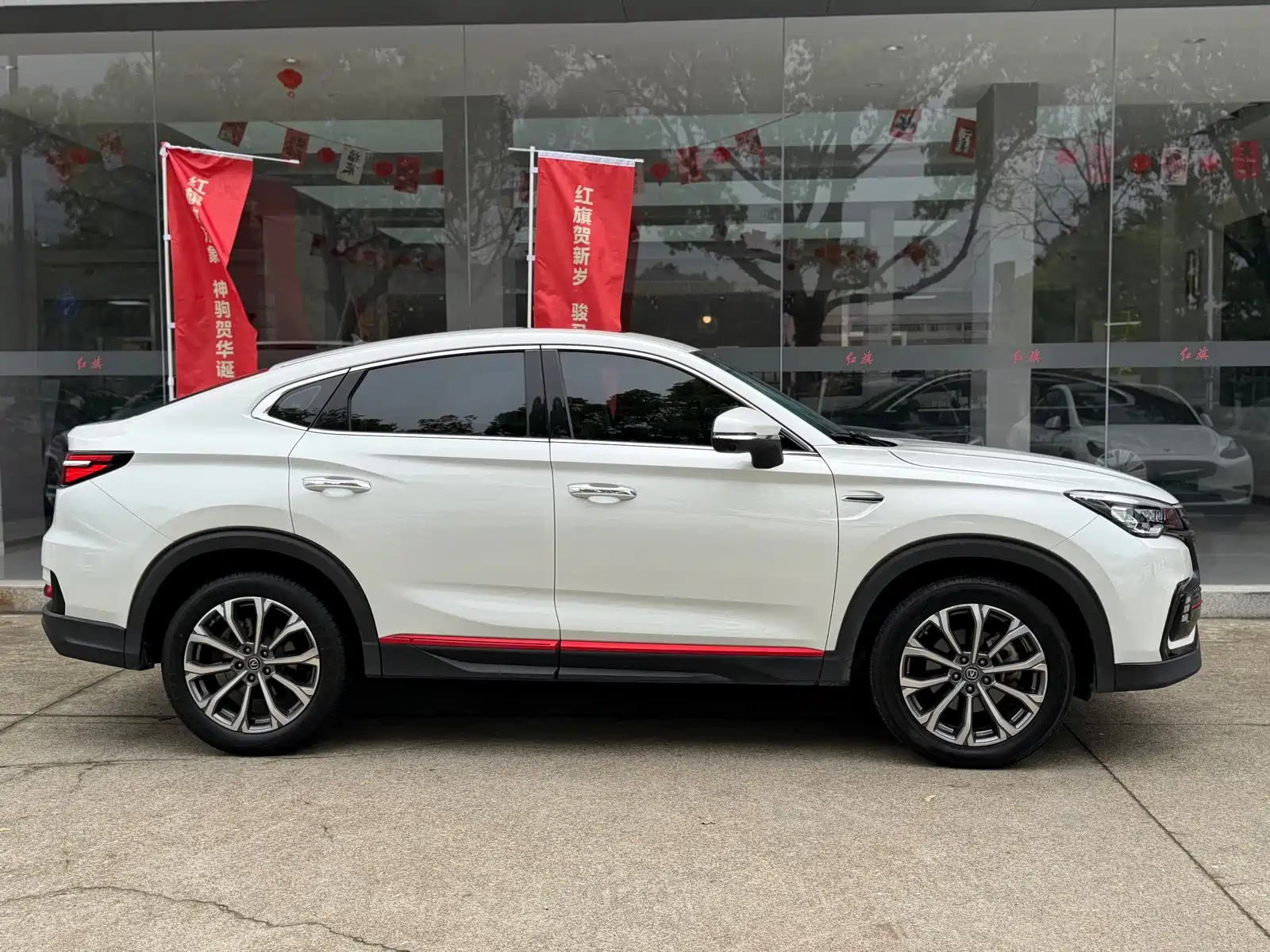 Фото 20 - Changan CS85