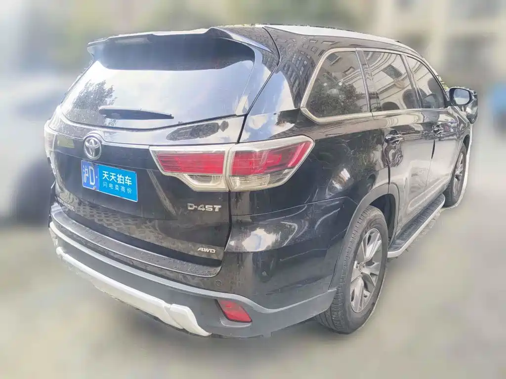 Photo 2 - Toyota Highlander