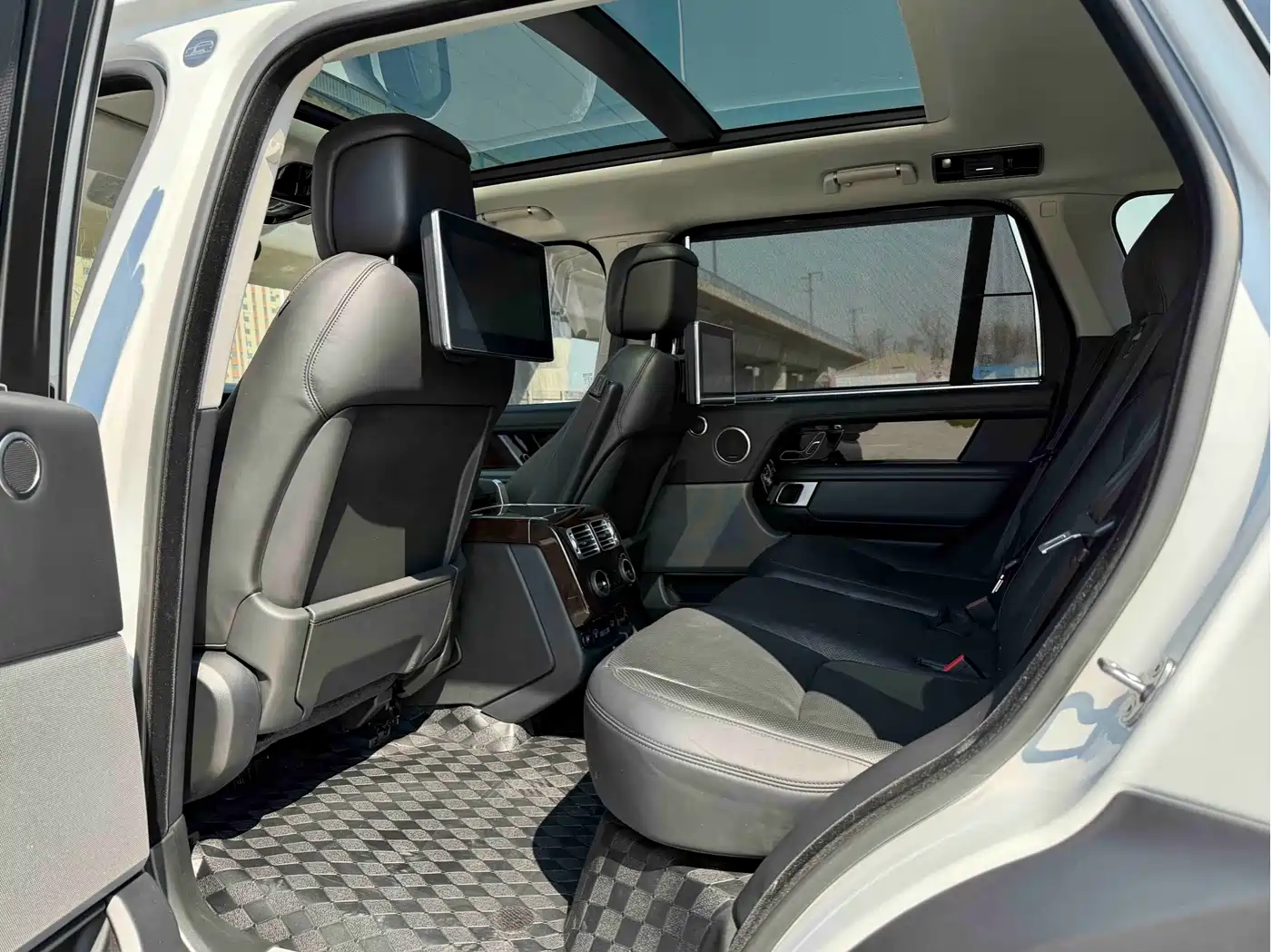 Land Rover Range Rover 2020 3.0 L6 Heritage Extended Edition фото 8