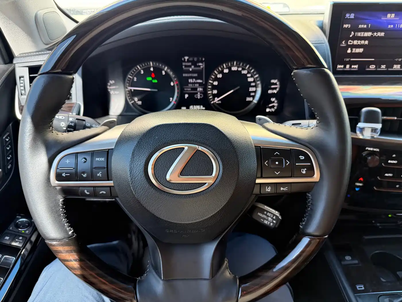 Фото 11 - Lexus LX