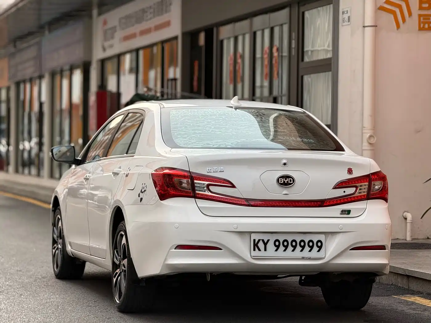 BYD Qin New Energy 2015 1.5T Dual Crown Flagship Edition фото 5