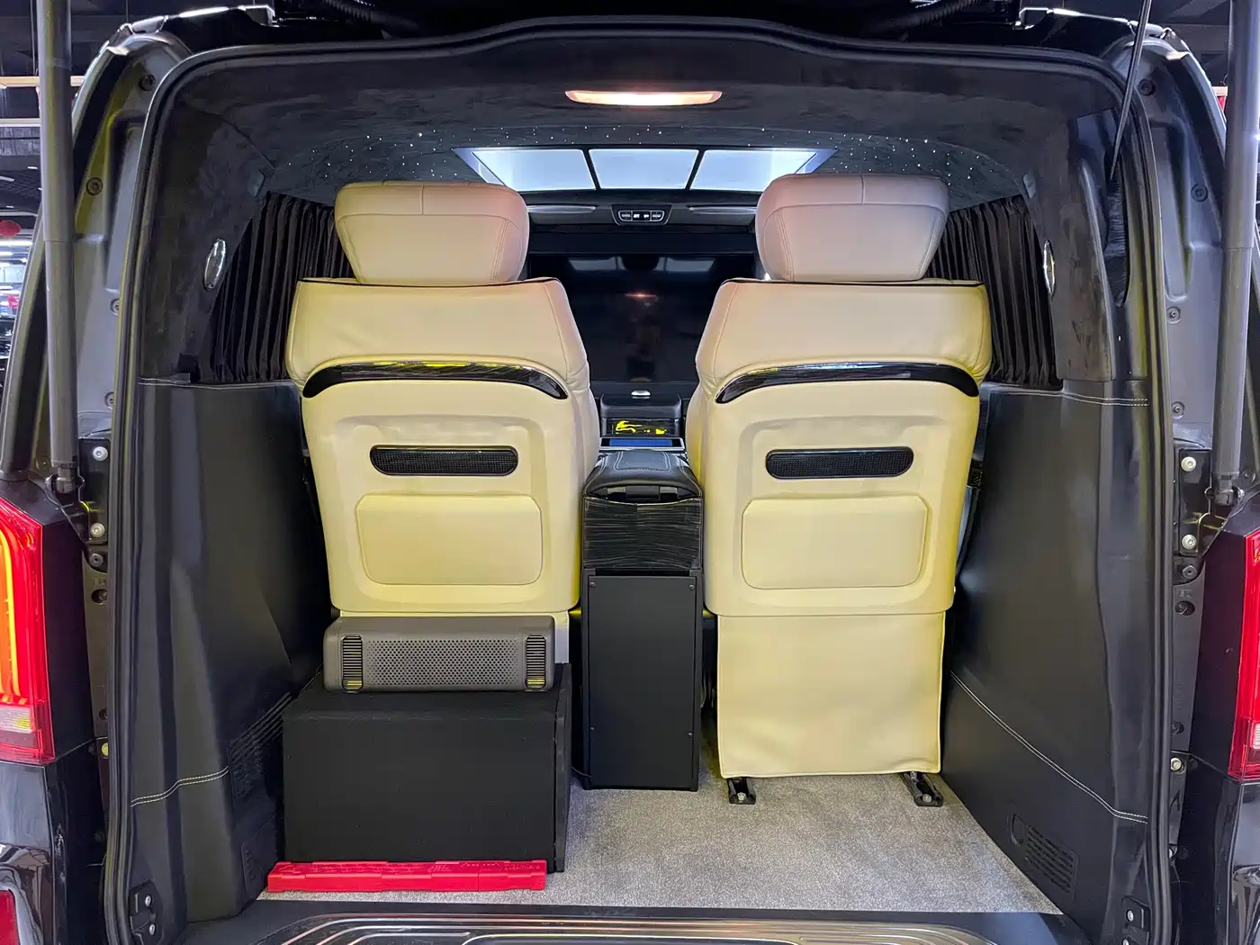 Mercedes-Benz V-Class 2018 V 260 L Premium Long Wheelbase Edition China VI фото 10