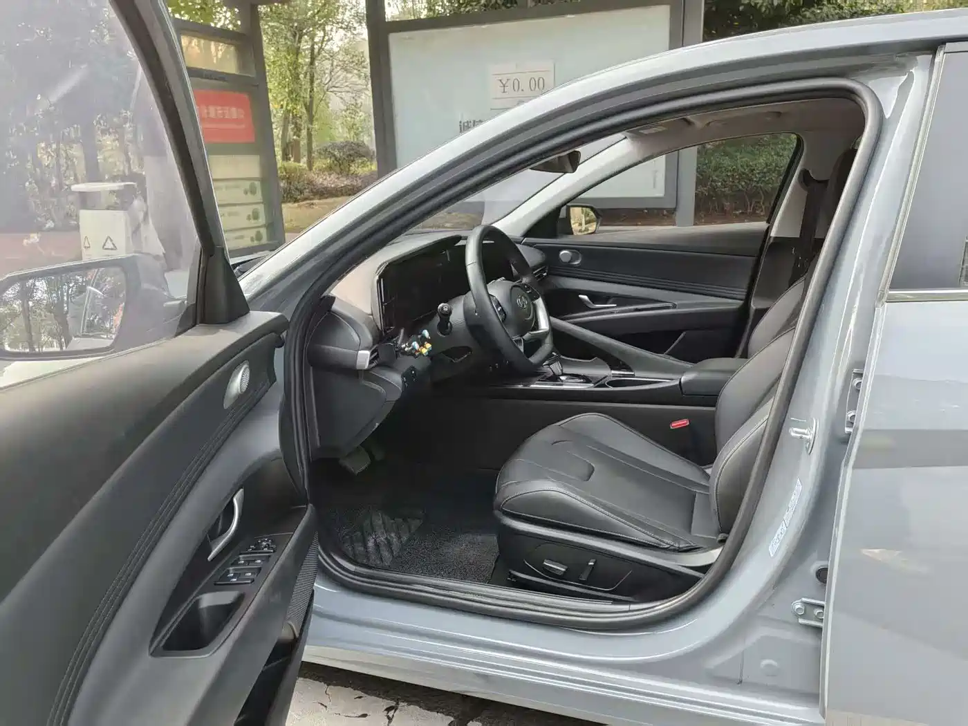Hyundai Elantra 2022 1.5L CVT LUX Premium Edition фото 4