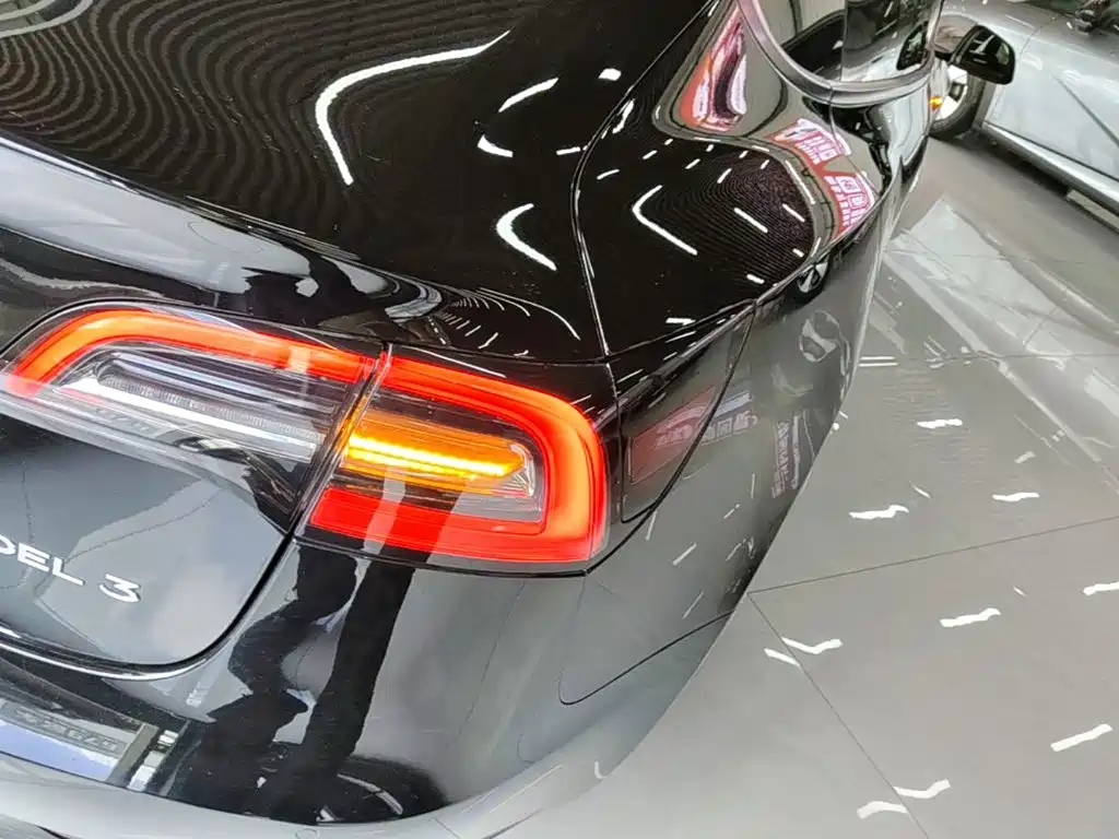 Фото 8 - Tesla Model 3