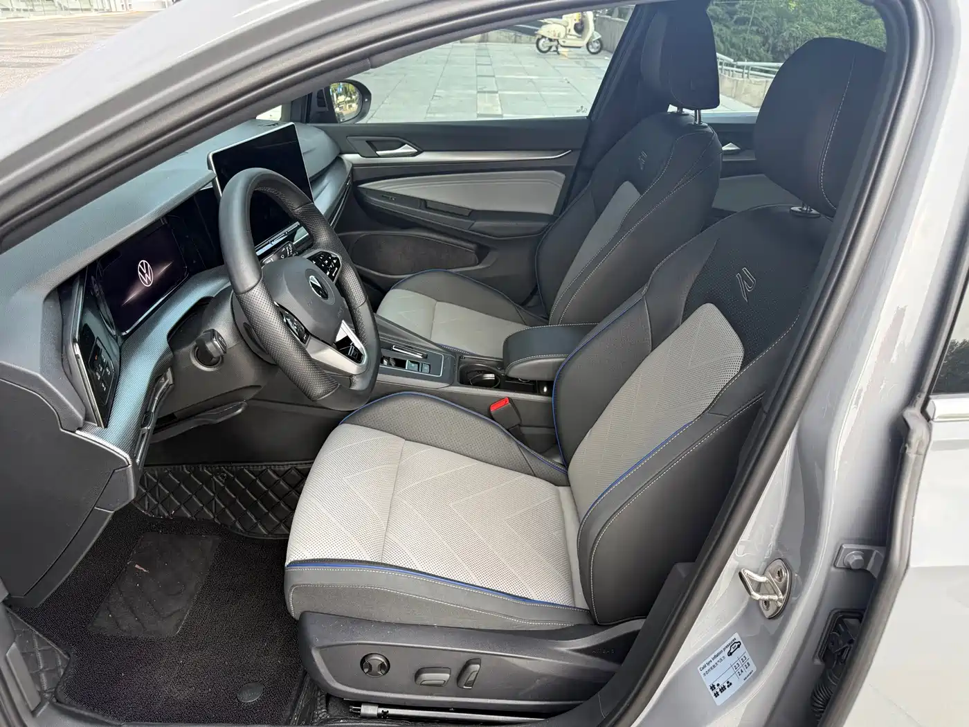 Volkswagen Golf 2025 2025 300TSI R-Line