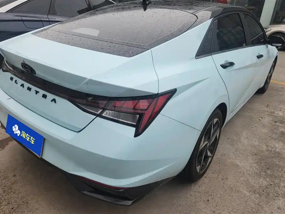 Hyundai Elantra 2022 1.5L CVT LUX Premium Edition фото 3