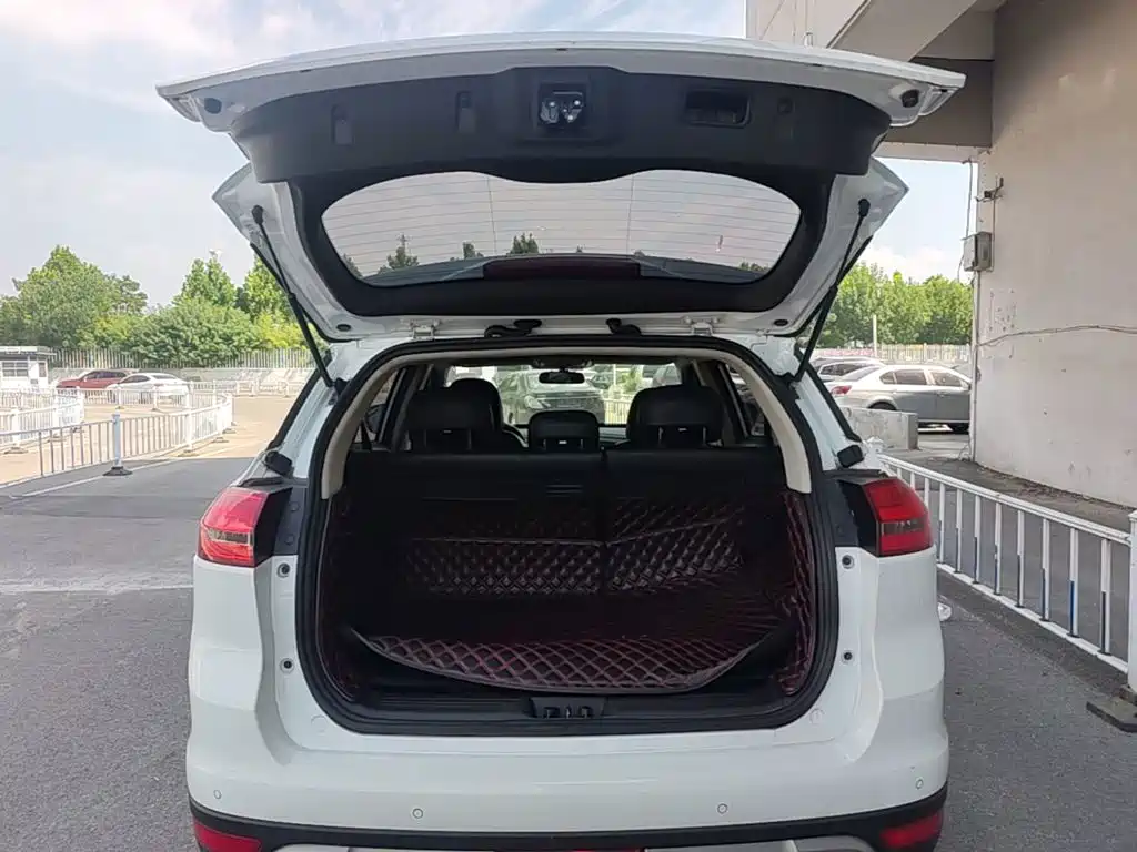 Фото 19 - Geely Atlas