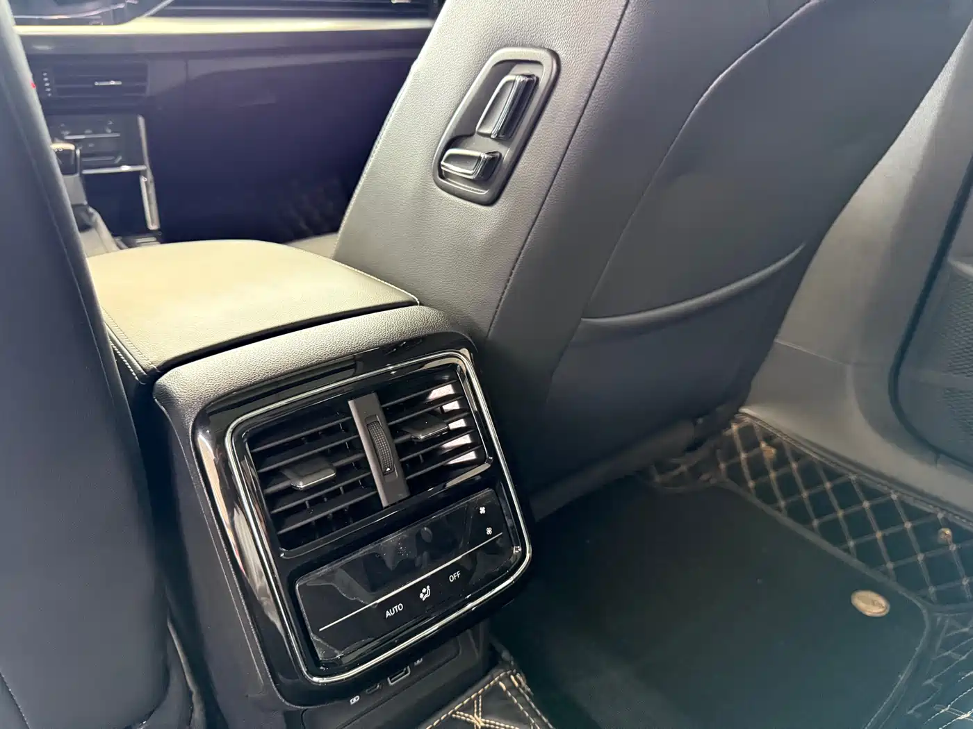 Volkswagen Passat 2023 330TSI Elite Edition фото 9