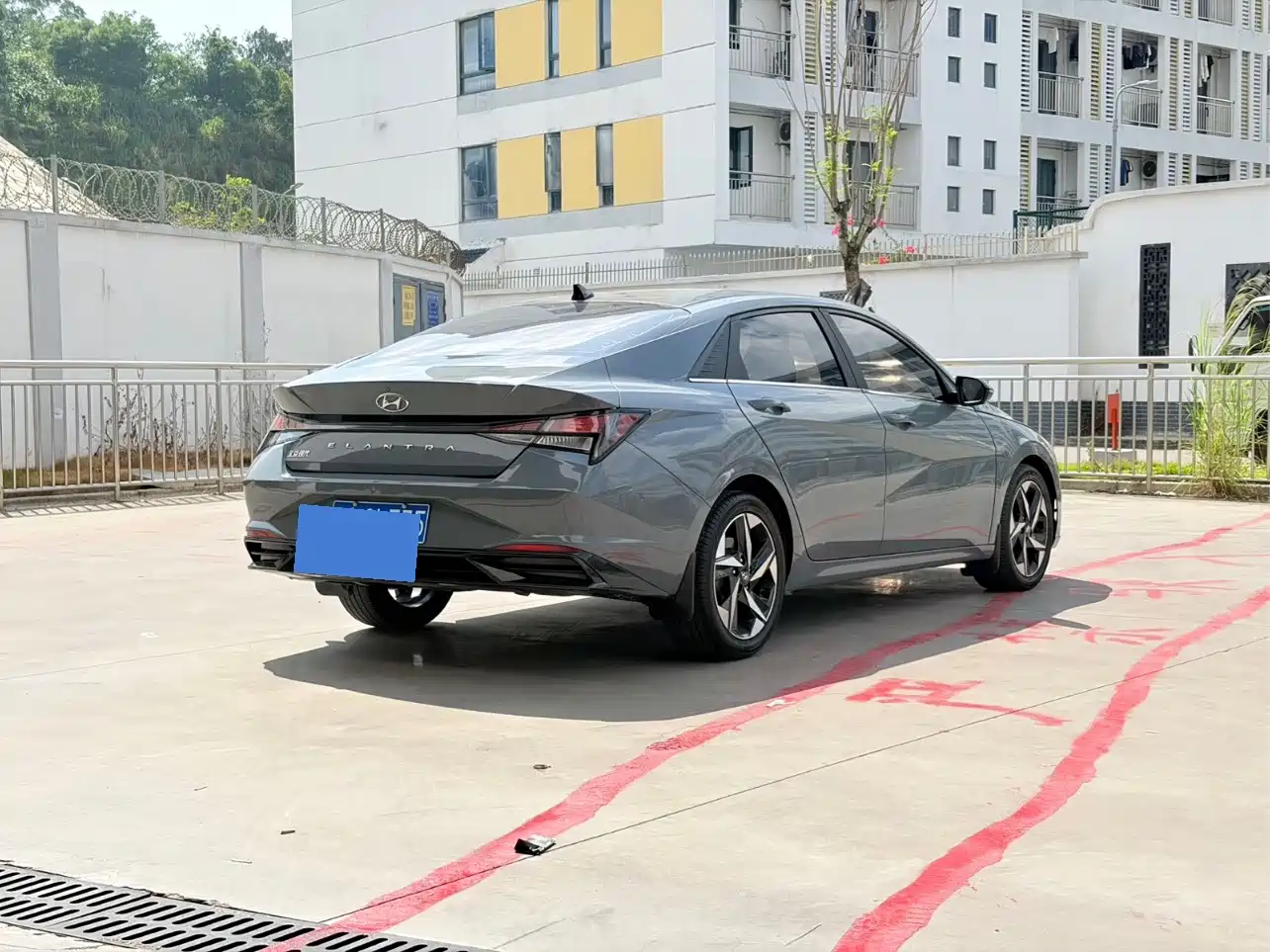 Photo 5 - Hyundai Elantra