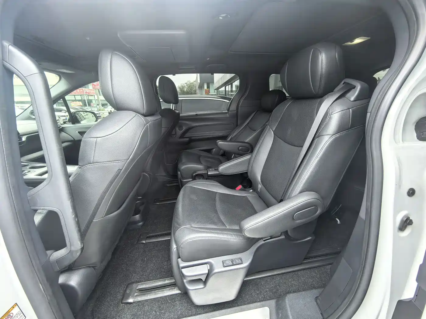 Toyota Sienna 2023 2.5L Hybrid Platinum Edition фото 5
