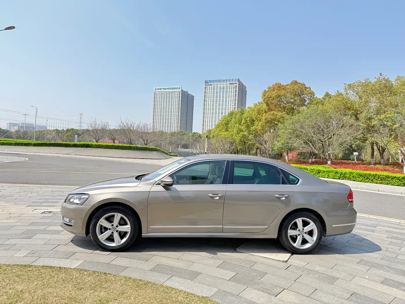 Volkswagen Passat 2014 1.8TSI DSG Executive Edition фото 5