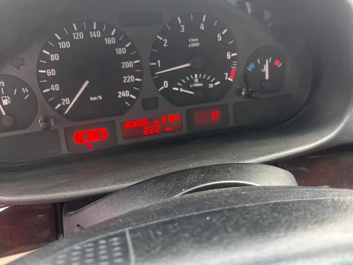 BMW 3 Series 2005 320i Leading фото 9