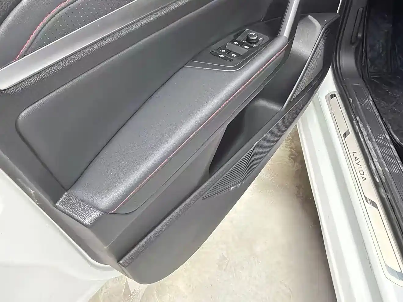 Volkswagen Lavida 2023 Model 300TSI DSG Starlight Leading Edition фото 5
