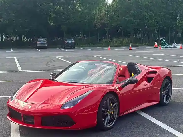 FERRARI 488