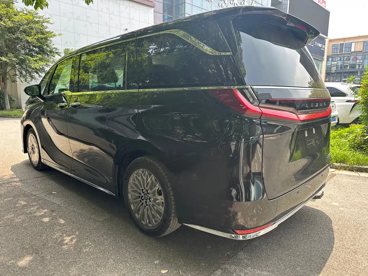 Lexus LM 2025 Model 500h Six-Seater Prestige Edition фото 14