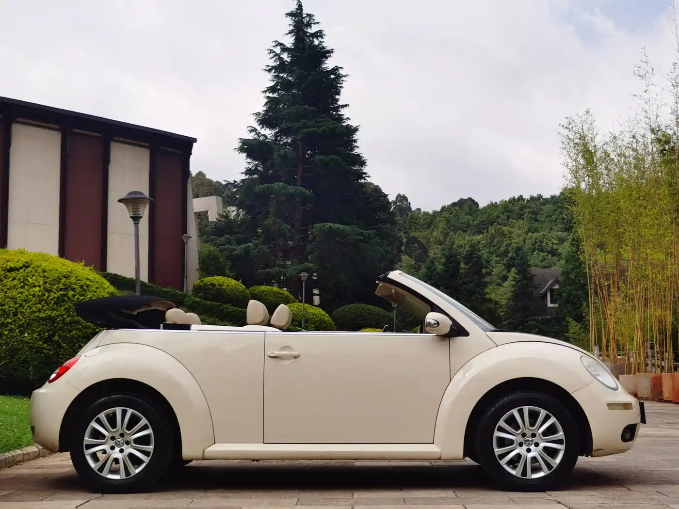 Volkswagen Beetle 2010 Model 2.0 BlackOrange Convertible Luxury Edition фото 7