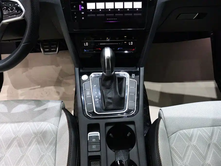 Volkswagen Magotan 2023 Model 2 Million Commemorative Edition 330TSI DSG Luxury фото 13