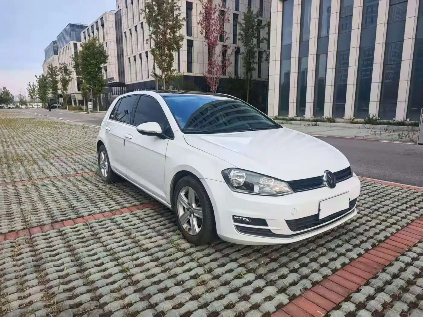 Photo 3 - Volkswagen Golf
