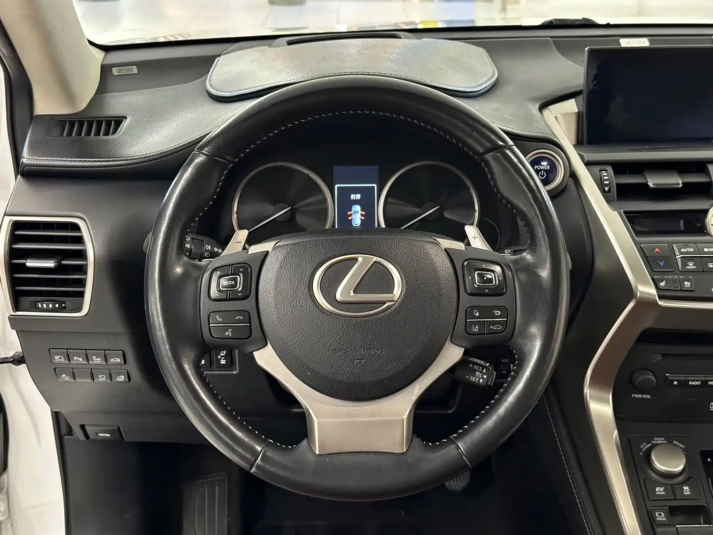 Фото 16 - Lexus NX