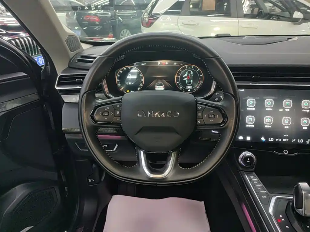 صورة 11 - Lynk & Co 05