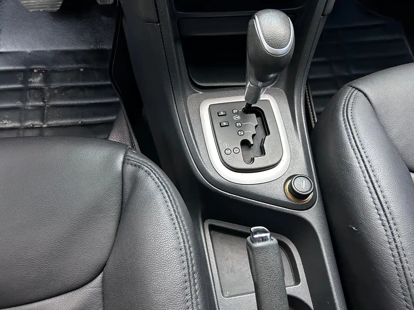 Peugeot 308 2014 Model Joy Edition Classic 1.6L Automatic Superior Style фото 17