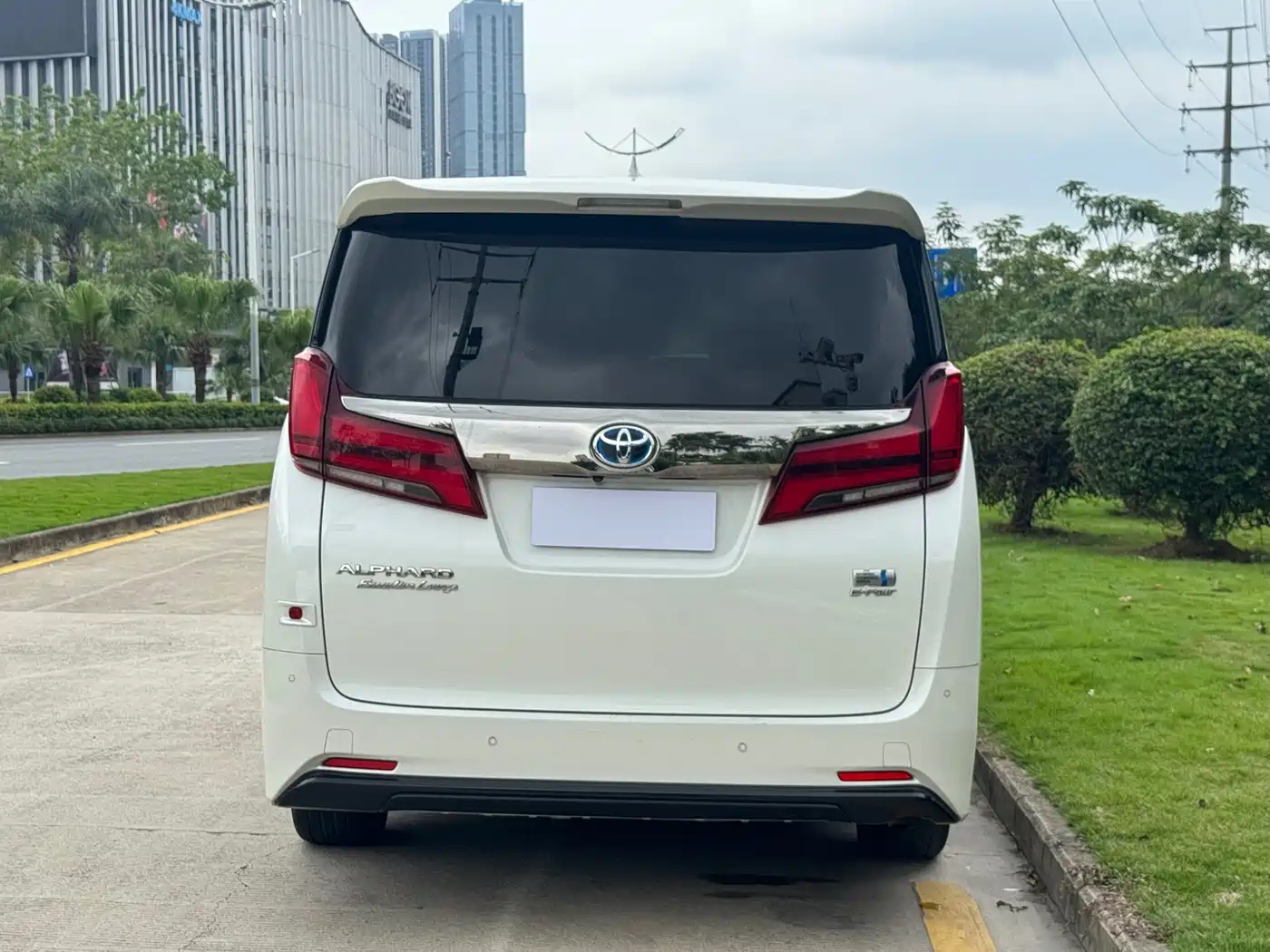 Toyota Alphard 2020 Hybrid 2.5L Gold Special Edition фото 6