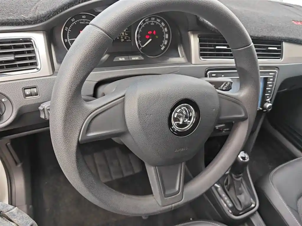 Škoda Skoda Rapid Spaceback 2016 Facelift 1.6L Automatic Innovation Edition фото 11