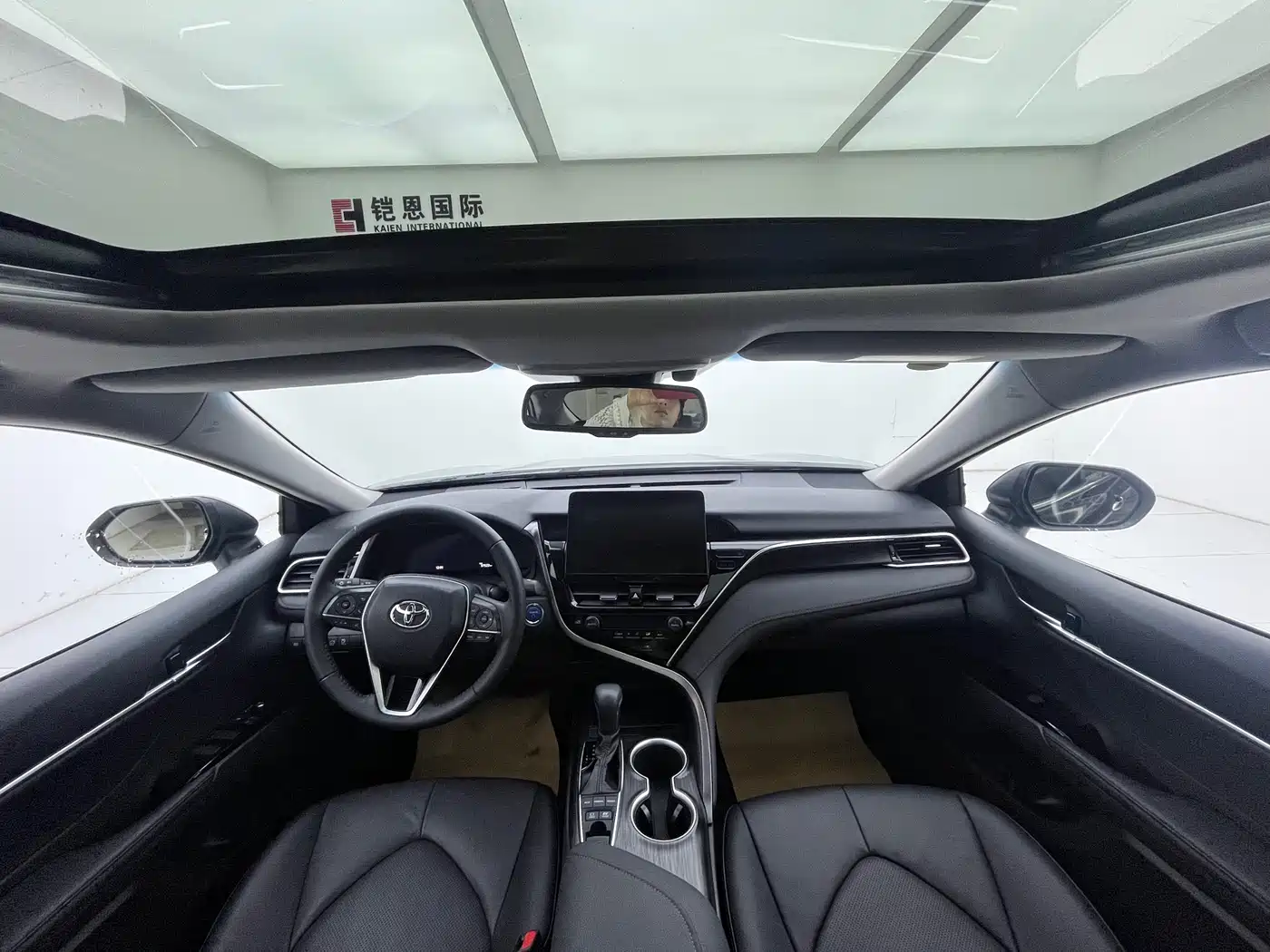 Toyota Camry 2023 Hybrid 2.5HG Luxury Edition фото 12