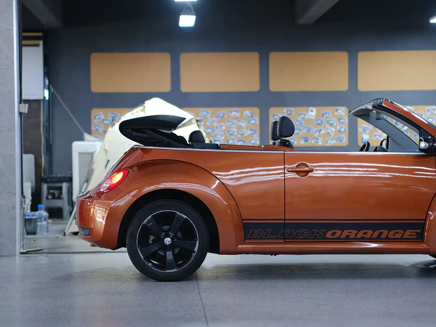 Volkswagen Beetle 2010 Model 2.0 BlackOrange Convertible Luxury Edition фото 14