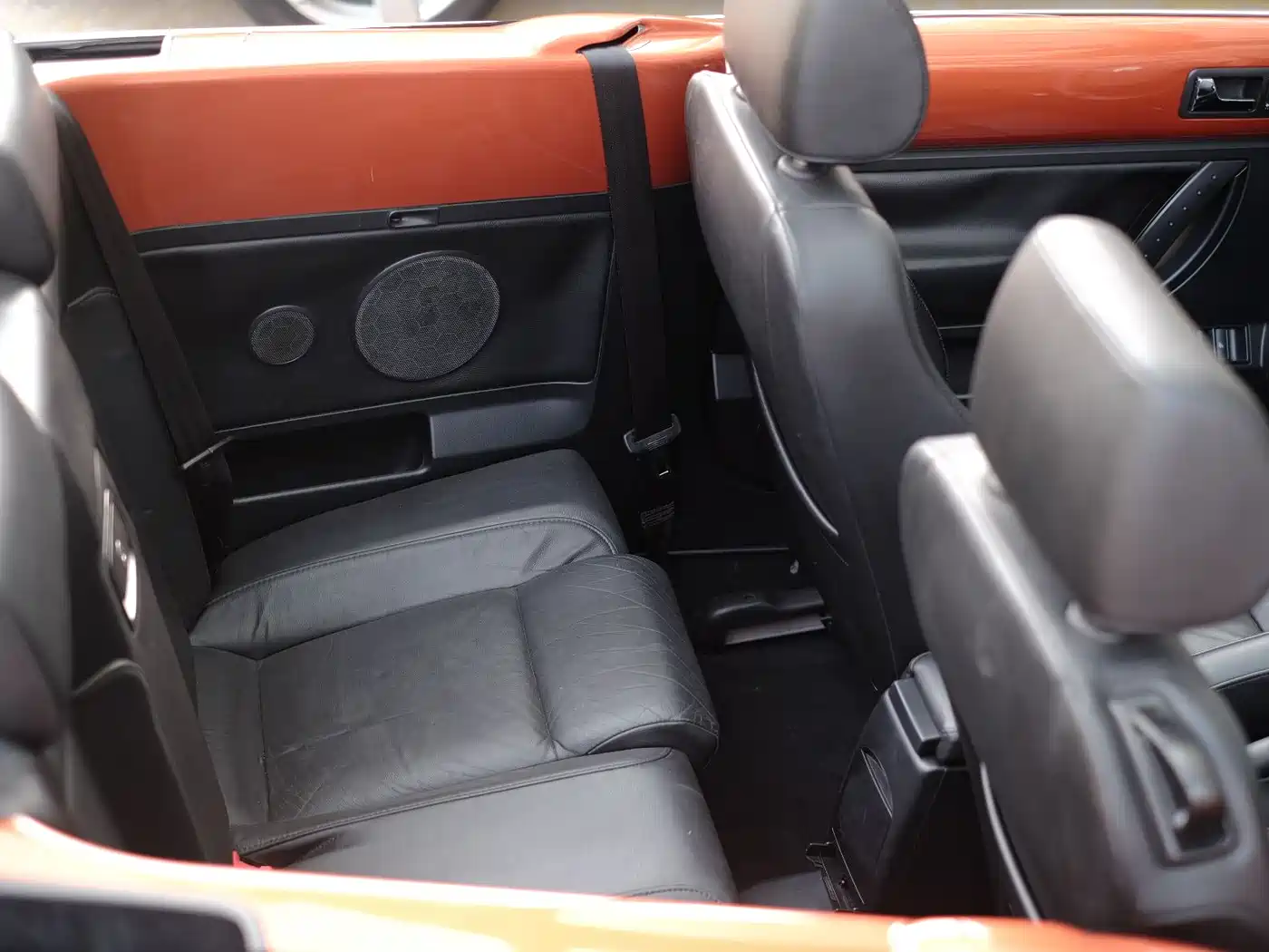 Volkswagen Beetle 2010 Model 2.0 BlackOrange Convertible Luxury Edition фото 34