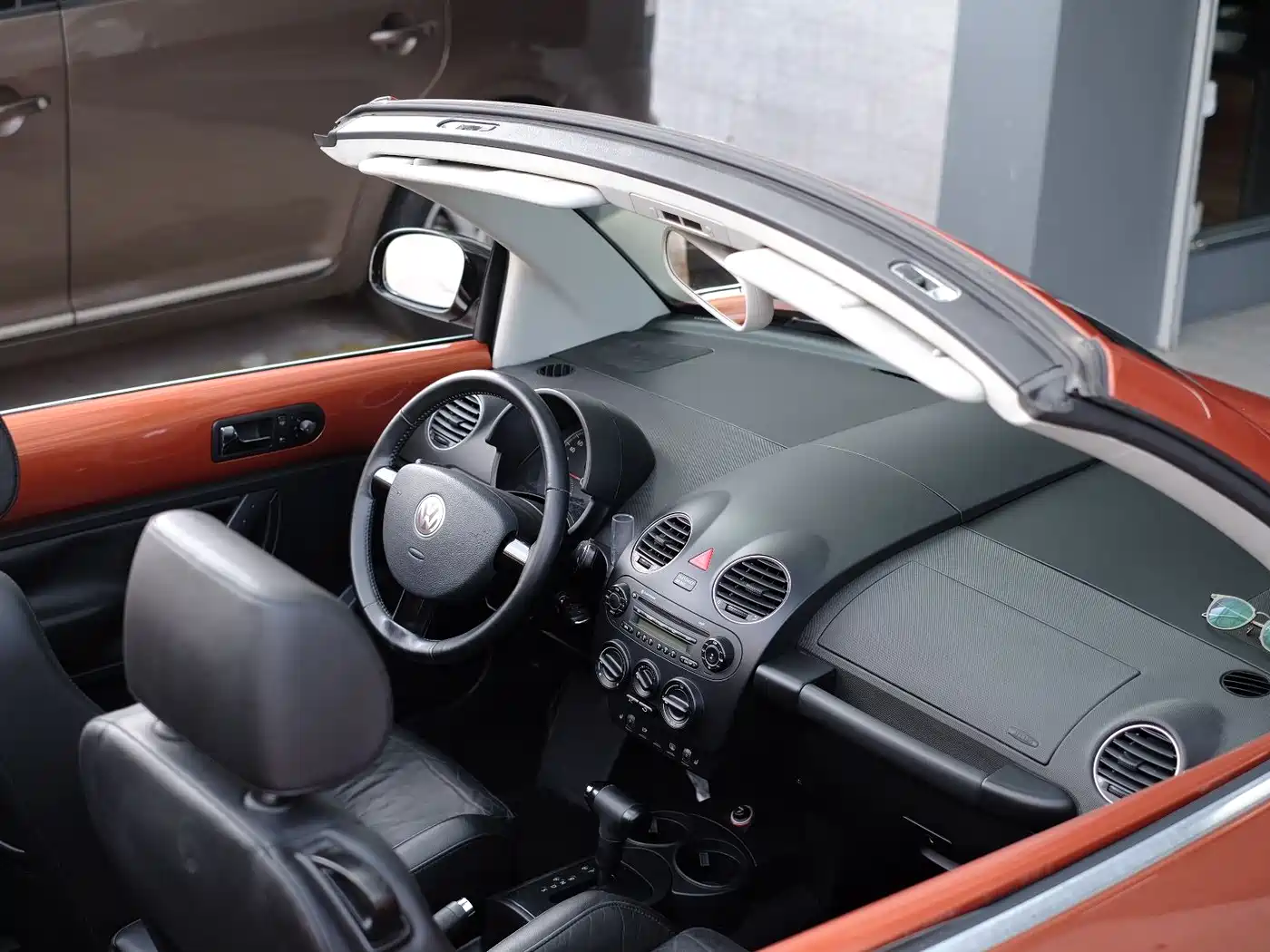 Volkswagen Beetle 2010 Model 2.0 BlackOrange Convertible Luxury Edition фото 39