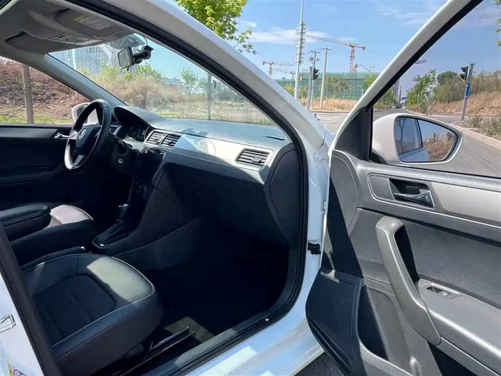 Škoda Skoda Rapid Spaceback 2016 Facelift 1.6L Automatic Innovation Edition фото 2