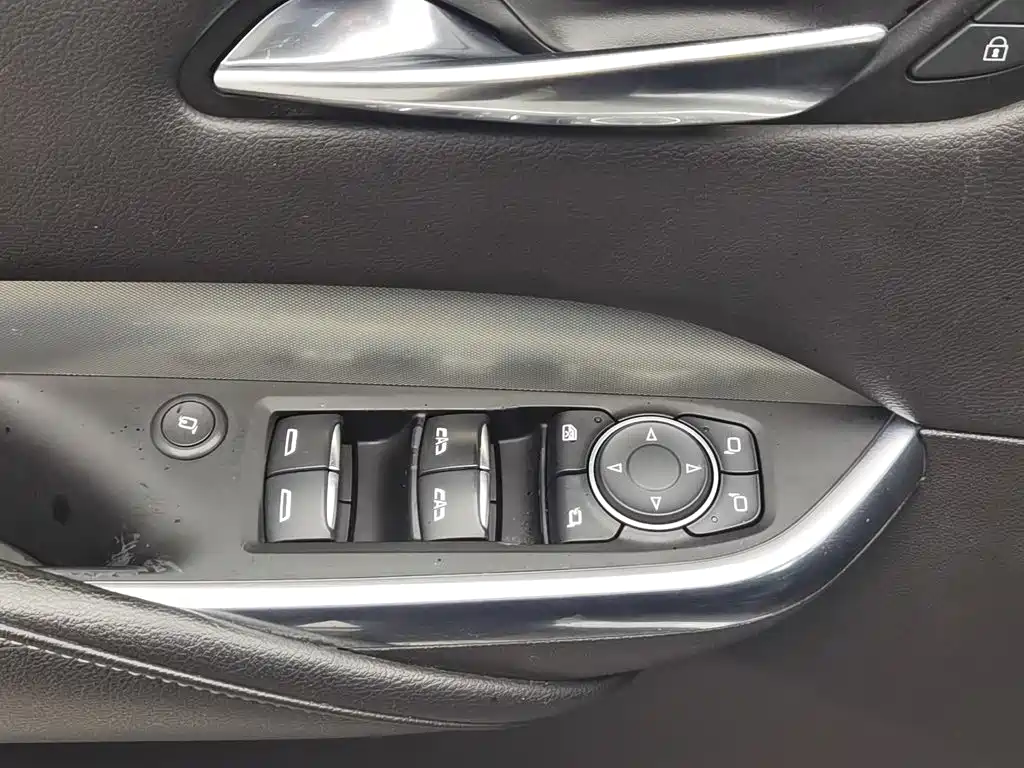 Photo 9 - Cadillac XT4