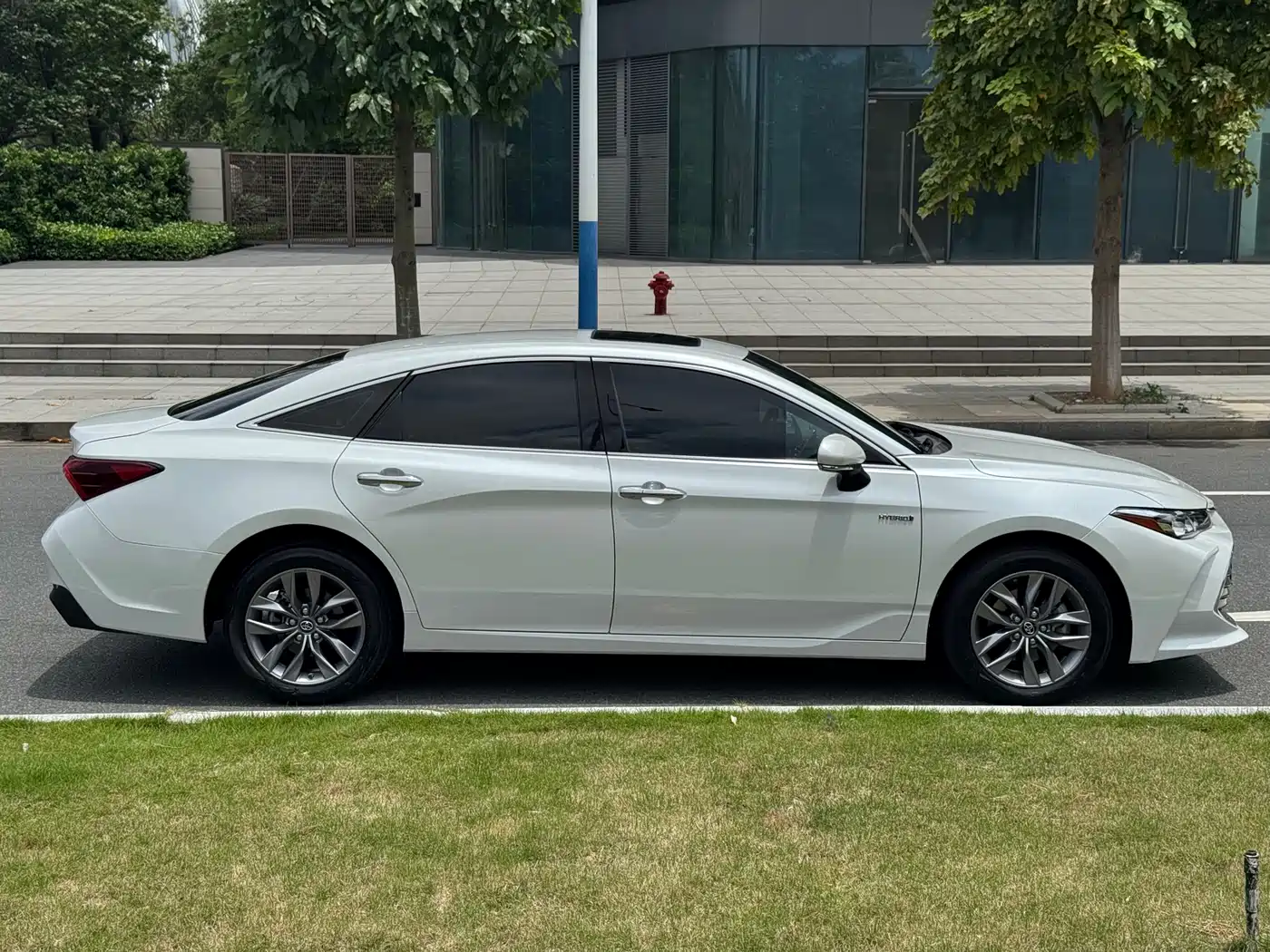 Toyota Avalon 2019 Hybrid 2.5L Luxury Edition China V фото 6