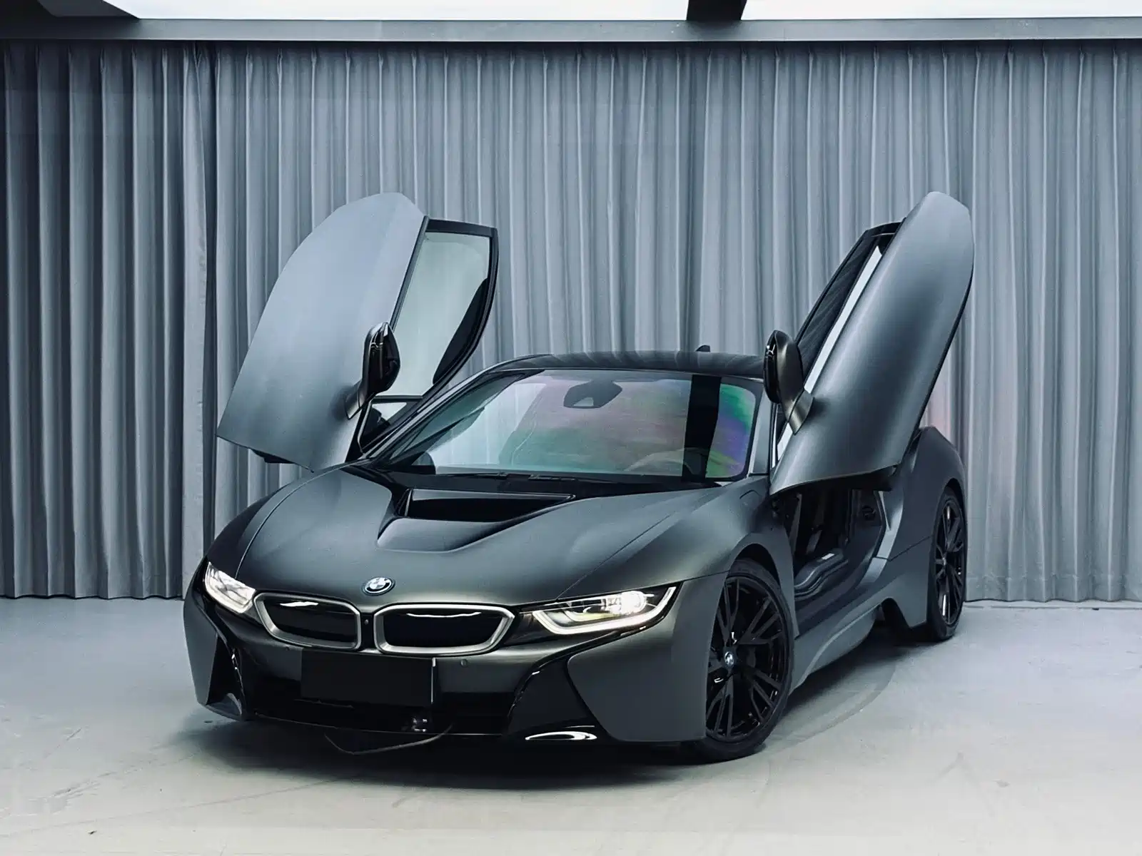 Фото 1 - BMW i8