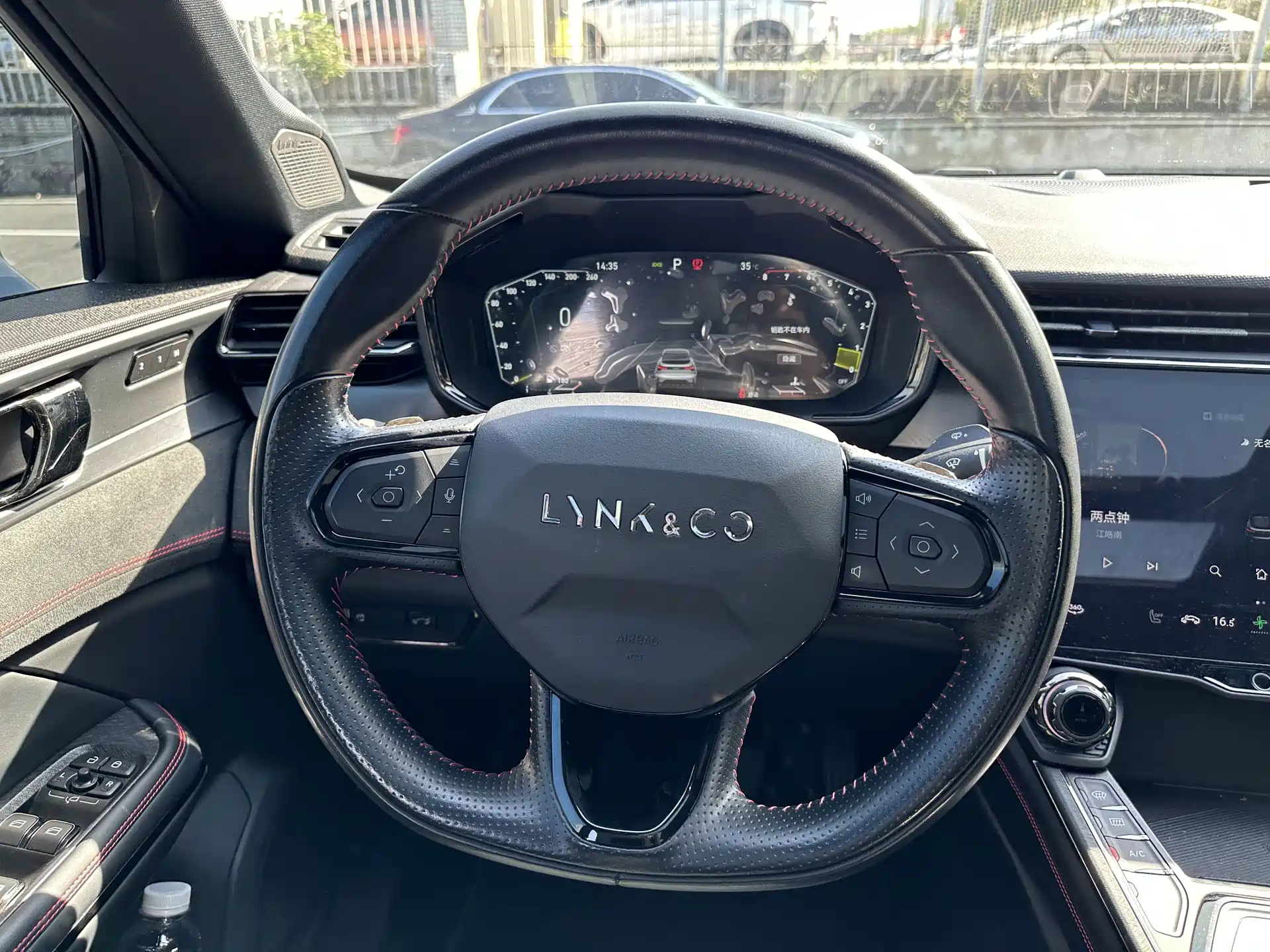 صورة 12 - Lynk & Co 05