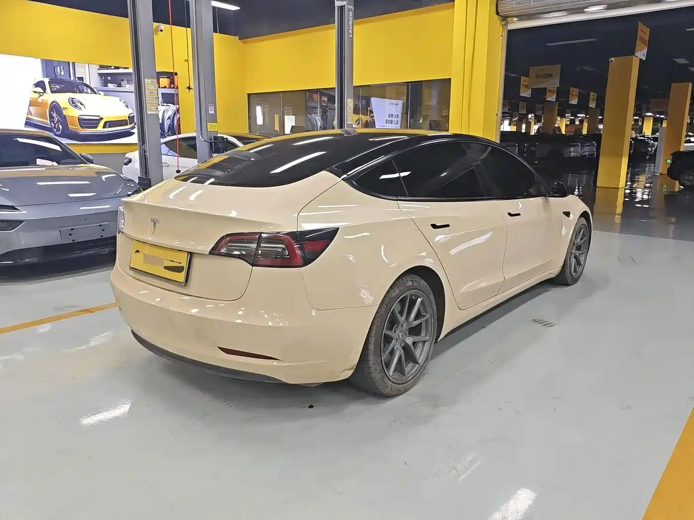 Фото 2 - Tesla Model 3