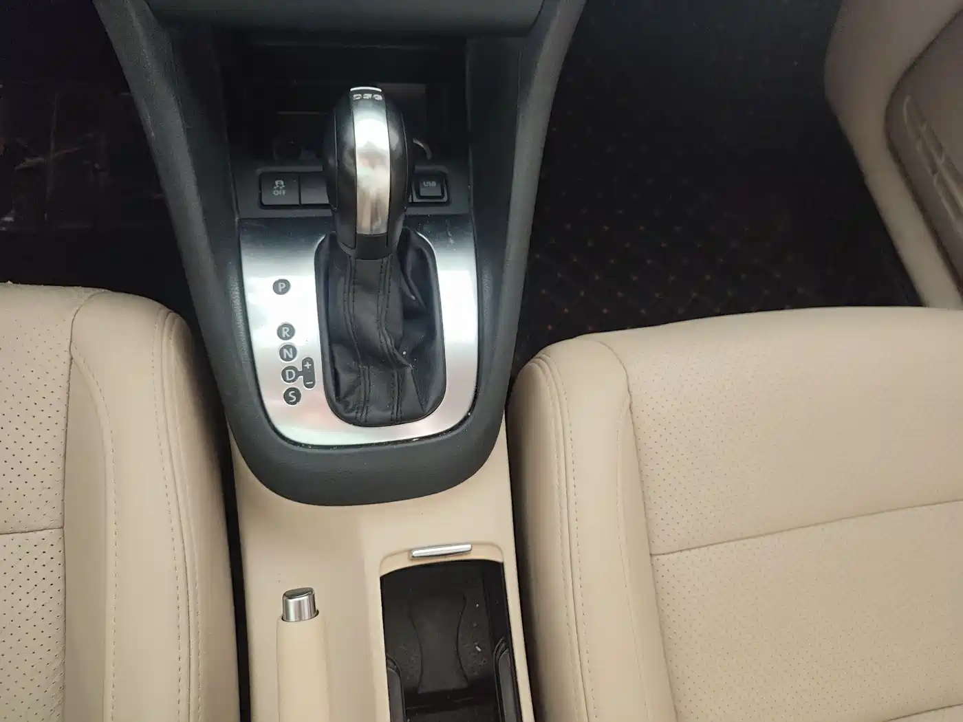 Volkswagen Golf 2011 1.6 Auto Luxury Edition фото 7