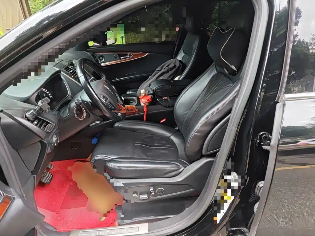 Photo 11 - Lincoln MKX