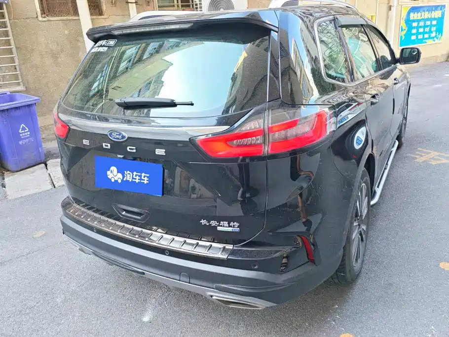 Photo 3 - Ford Edge