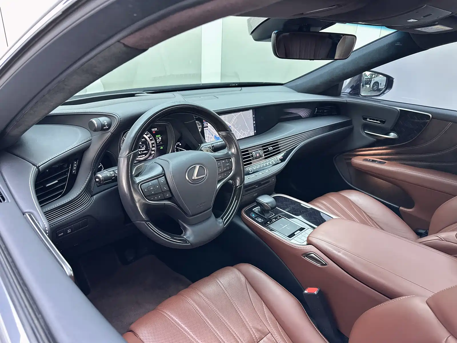 Фото 16 - Lexus LS