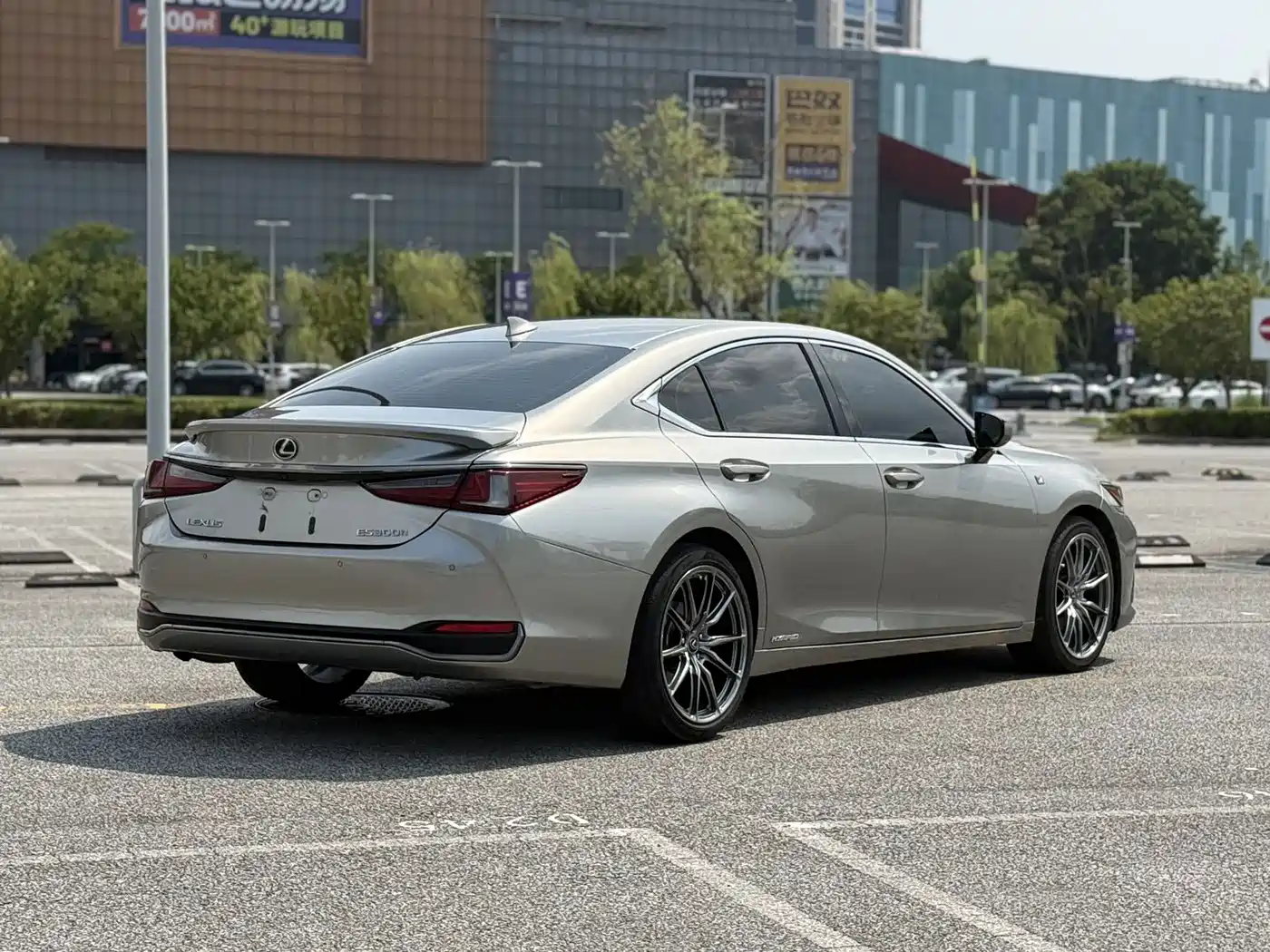 Фото 7 - Lexus ES