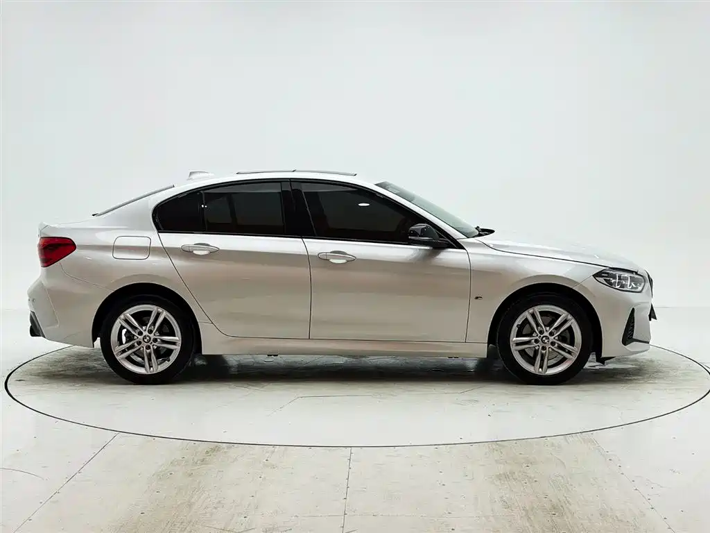 BMW 1 Series 2021 120i M Sport Shadow Edition фото 9